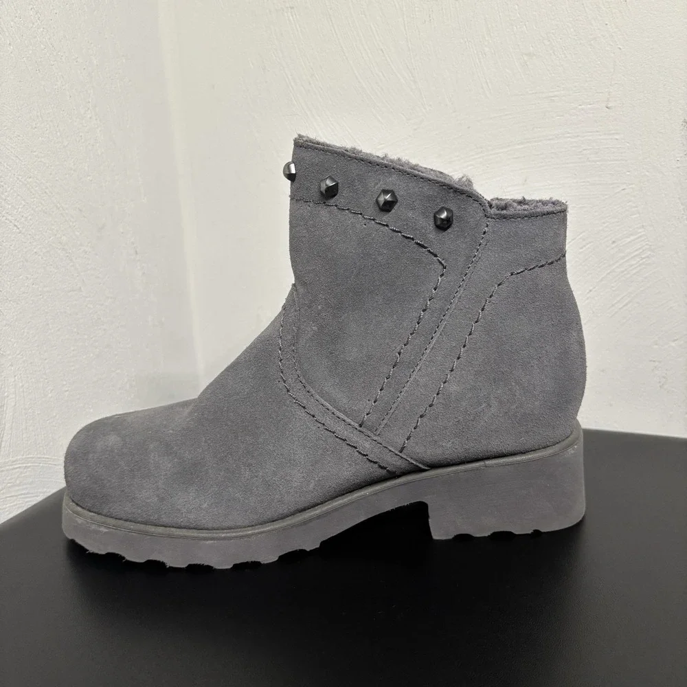 BEARPAW Women's‎ Caroline Suede Ankle Boot Side Zip Gray Faux Fur Size 7 Studded